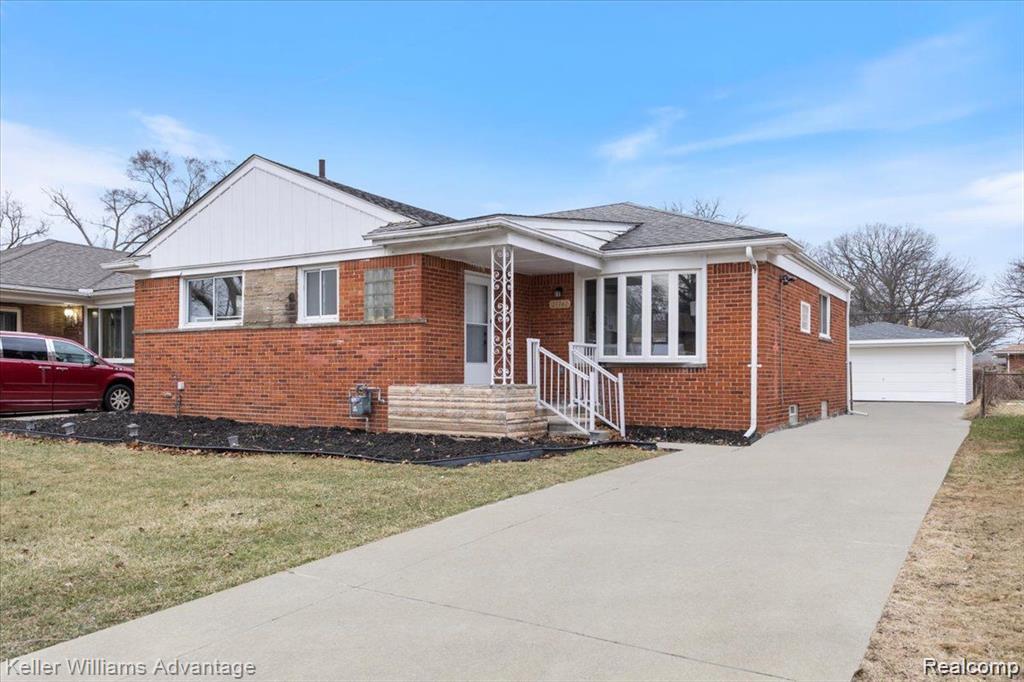 21741 Kenosha Street, Oak Park, MI 48237