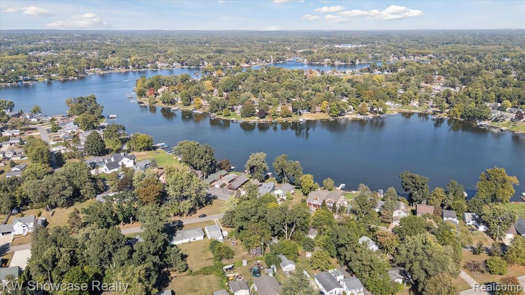 688 Wolverine Drive, Walled Lake, MI 48390 — Photo 17