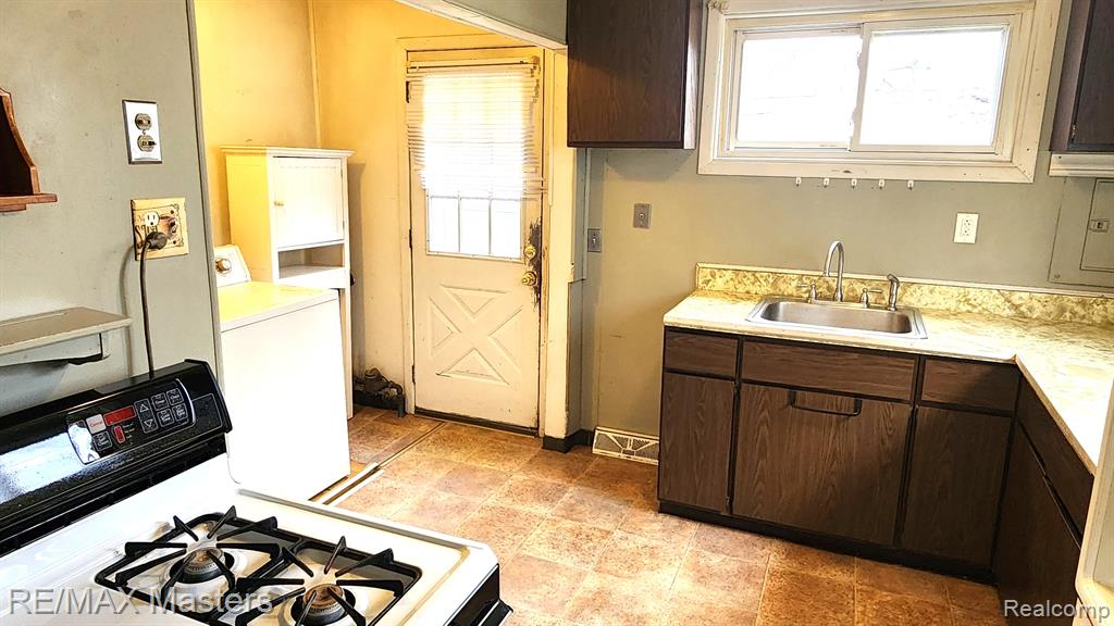 8267 OAK Street, Taylor, MI 48180 — Photo 2