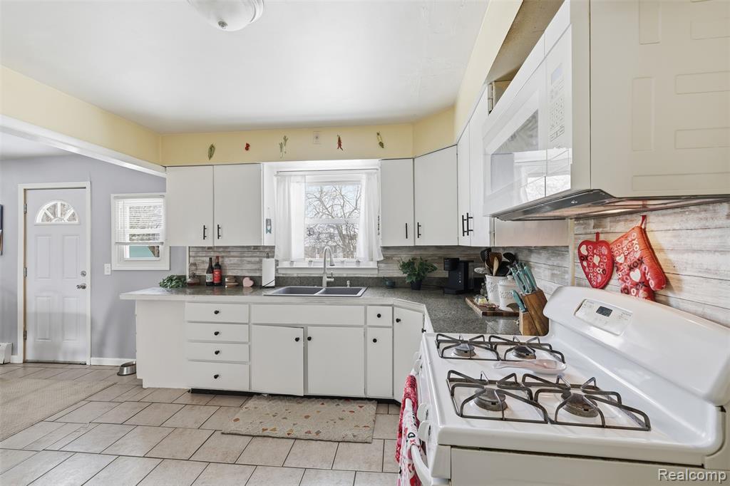 92 Hartley Street, Lapeer, MI 48446 — Photo 2