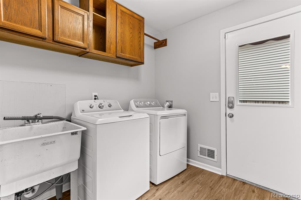 43300 OAKBROOK Court, Canton, MI 48187 — Photo 17