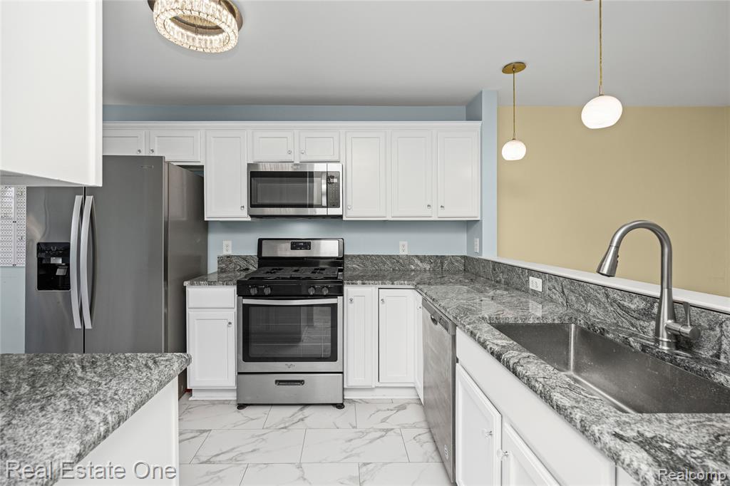 160 Sandy Lane, Walled Lake, MI 48390 — Photo 28