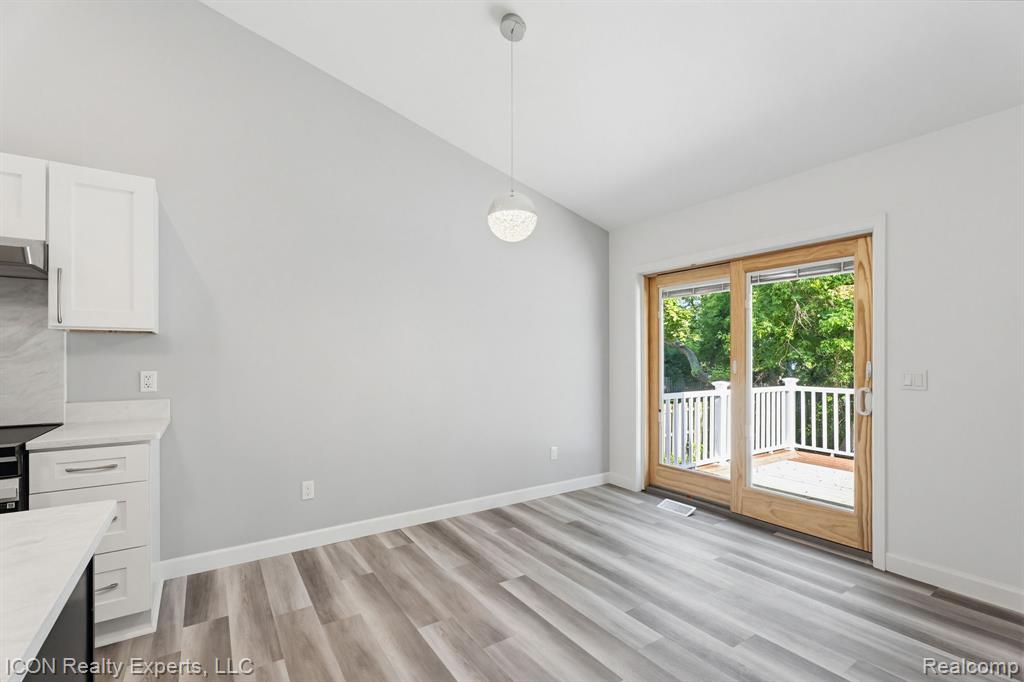 3907 Pontiac Lake Road, Waterford, MI 48328 — Photo 17