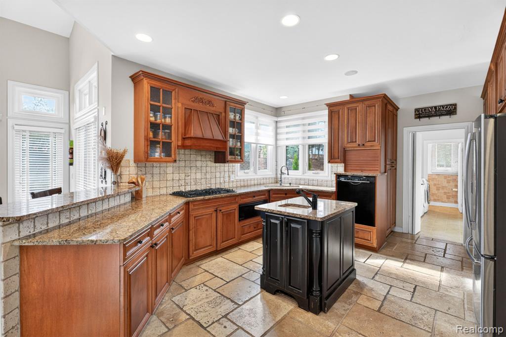 2562 Sequoia Court, Bloomfield, MI 48304 — Photo 17