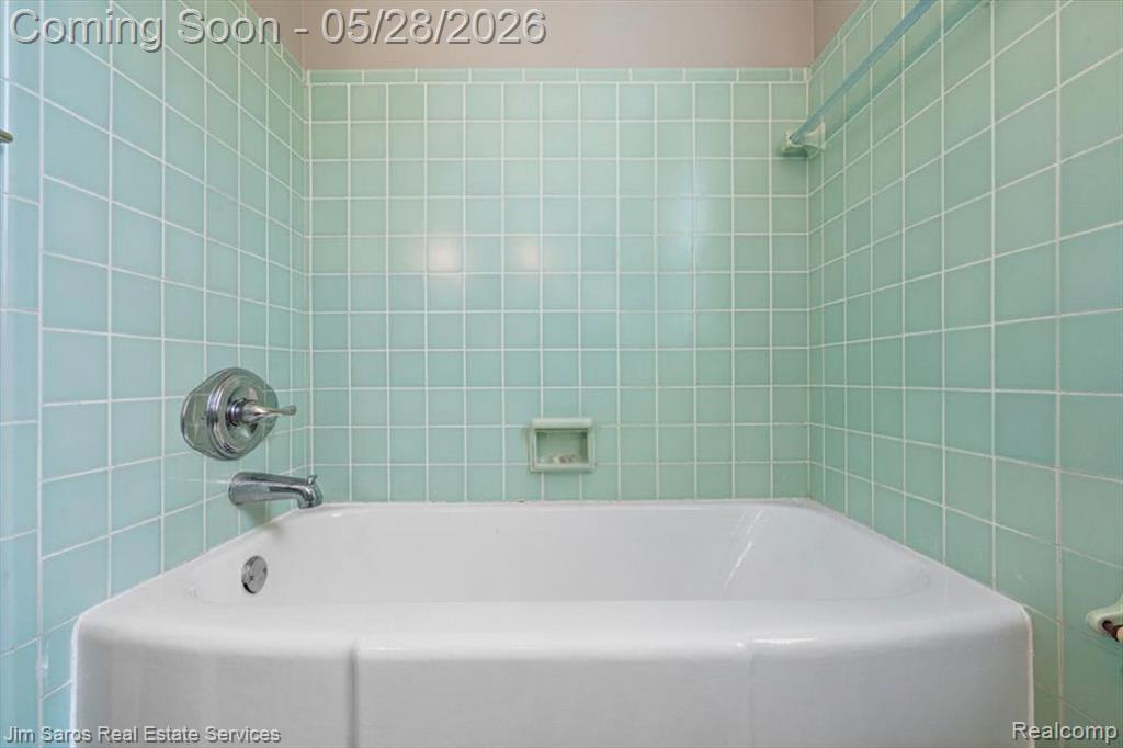 21252 Huntington Avenue, Harper Woods, MI 48225 — Photo 17