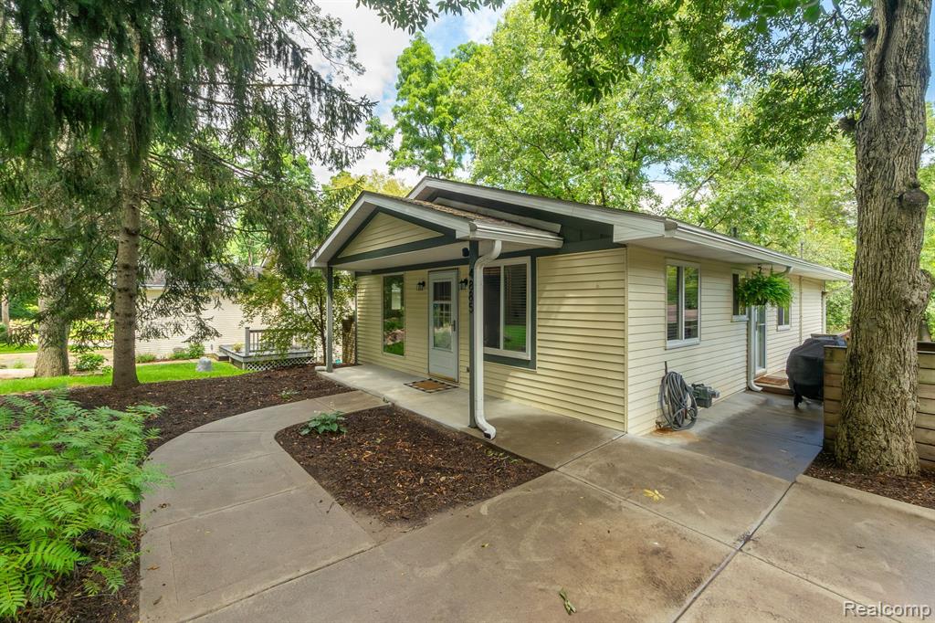 4885 WALKER Drive, Brighton, MI 48114 — Photo 2