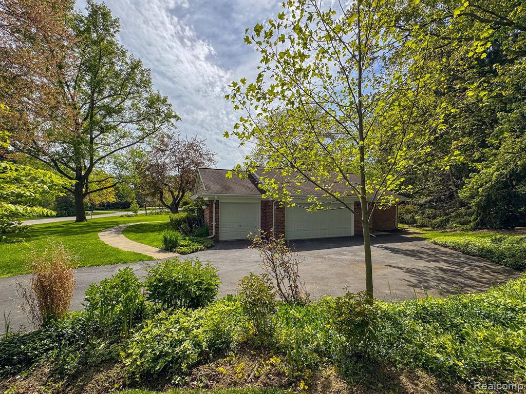4540 BURNLEY Drive, Bloomfield Hills, MI 48304 — Photo 38