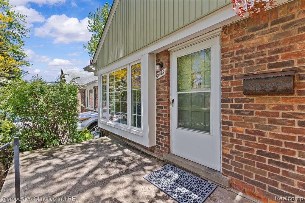 8442 HAZELTON Street, Dearborn Heights, MI 48127 — Photo 22