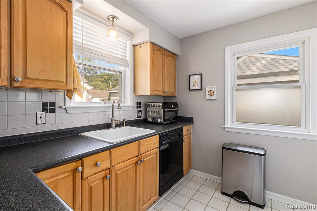 915 N Altadena Avenue, Royal Oak, MI 48067 — Photo 7