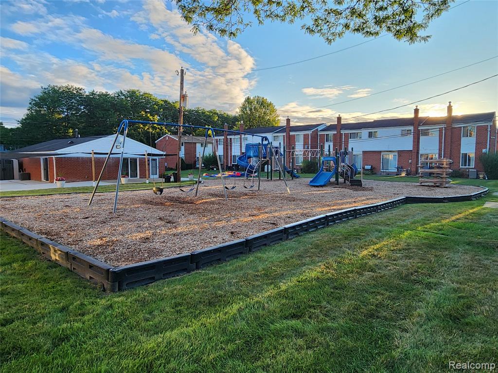 8665 Sterling, Center Line, MI 48015 — Photo 32