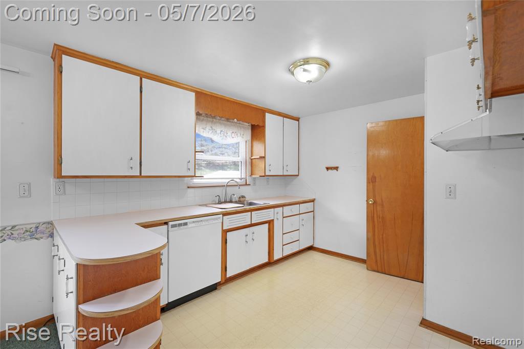 526 Dodson Court, Bay City, MI 48708 — Photo 9