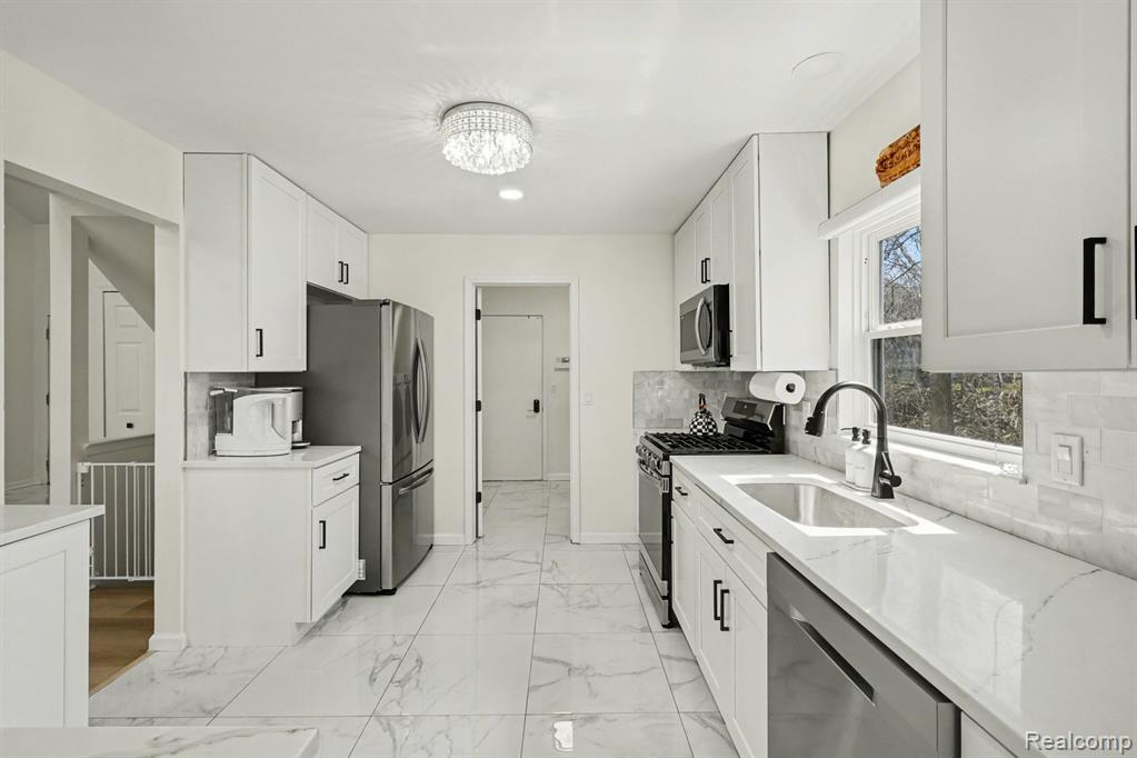 201 Whispering Hill, Commerce Twp, MI 48390 — Photo 11