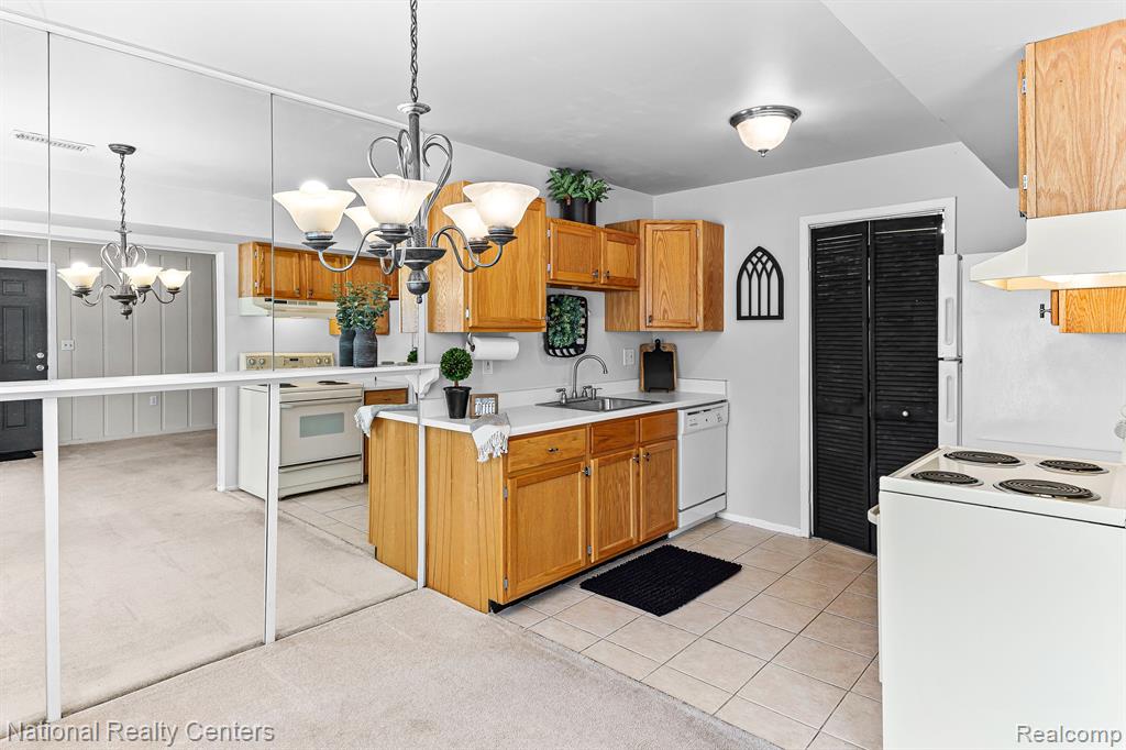 39525 VILLAGE WOOD Road, Novi, MI — Photo 12