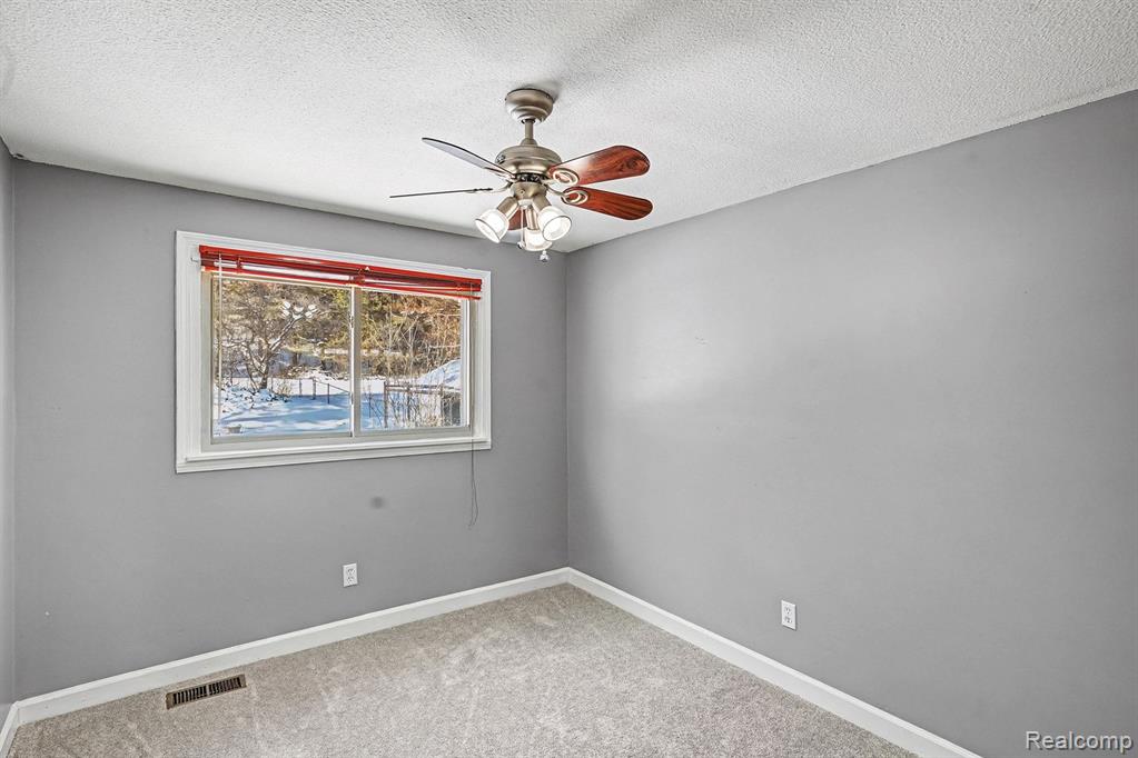 11299 Manchester Drive, Fenton, MI 48430 — Photo 17