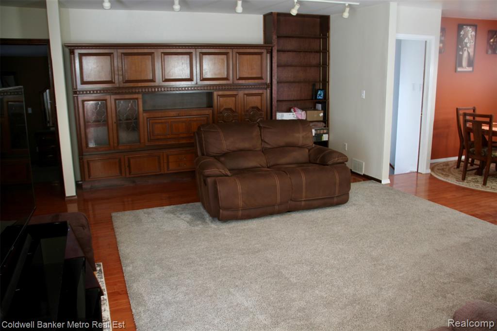 4092 Woodstock Road, Waterford, MI 48328 — Photo 25