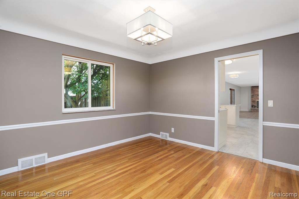 724 S ROSEDALE, Grosse Pointe Woods, MI 48236 — Photo 16