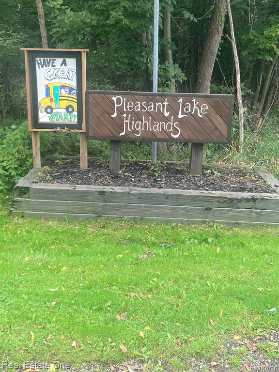 0000 Blue Jay Way, West Bloomfield, MI, 00000