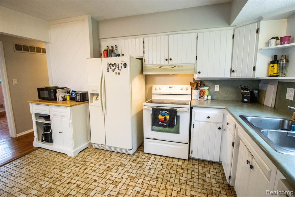 5369 Devon Court, Flint, MI 48532 — Photo 9