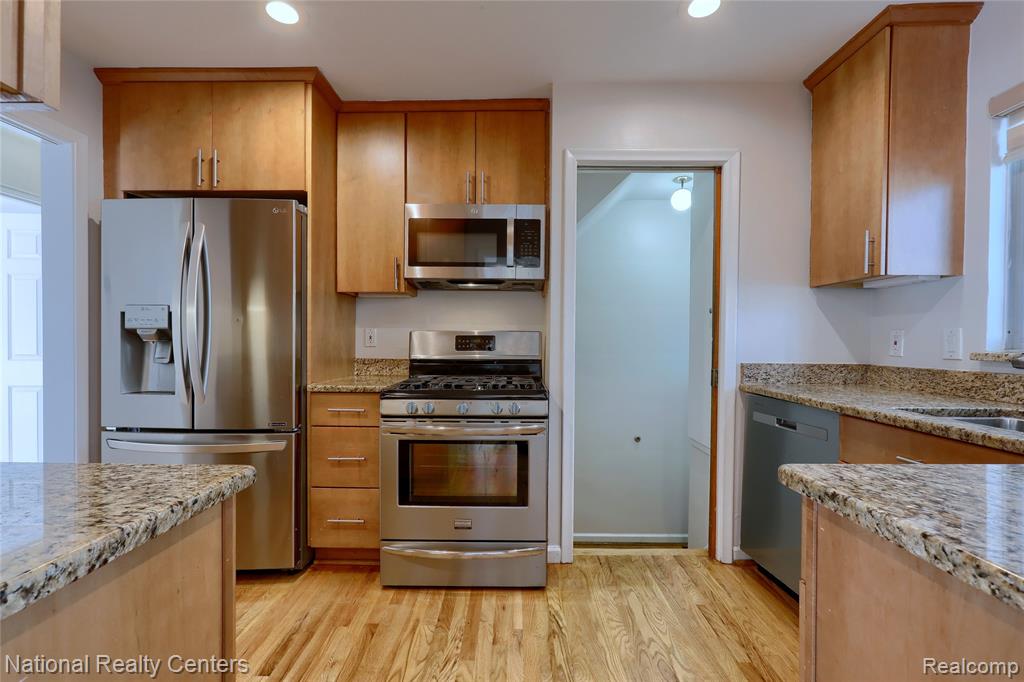 13369 Winchester Avenue, Huntington Woods, MI — Photo 9