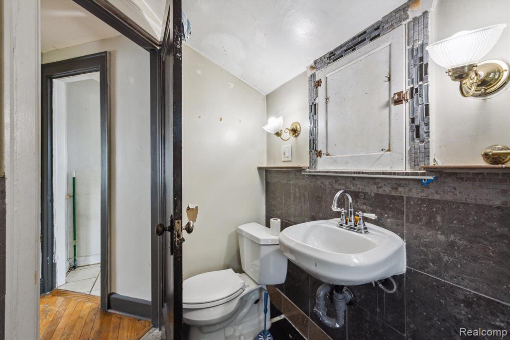 805 E GEORGE Avenue, Hazel Park, MI 48030 — Photo 35
