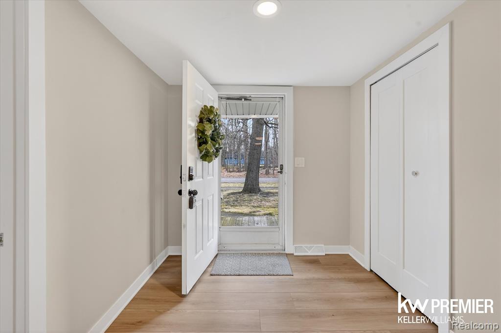 5658 Crescent Road, Waterford, MI 48327 — Photo 3