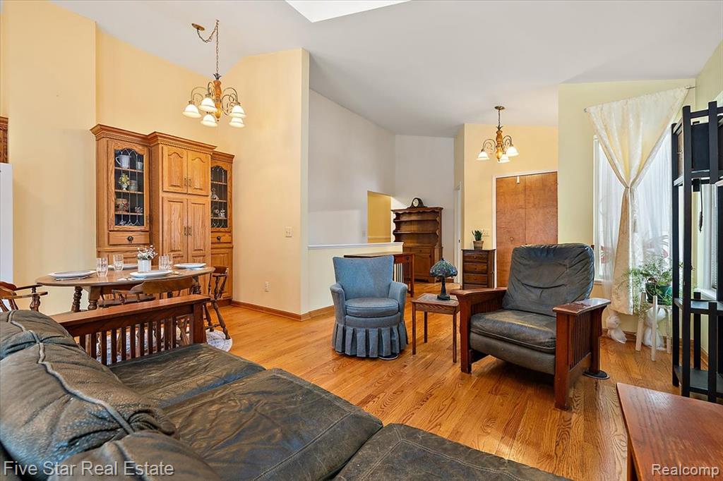 6586 Pontiac Lake Road, 1, Waterford, MI 48327 — Photo 13