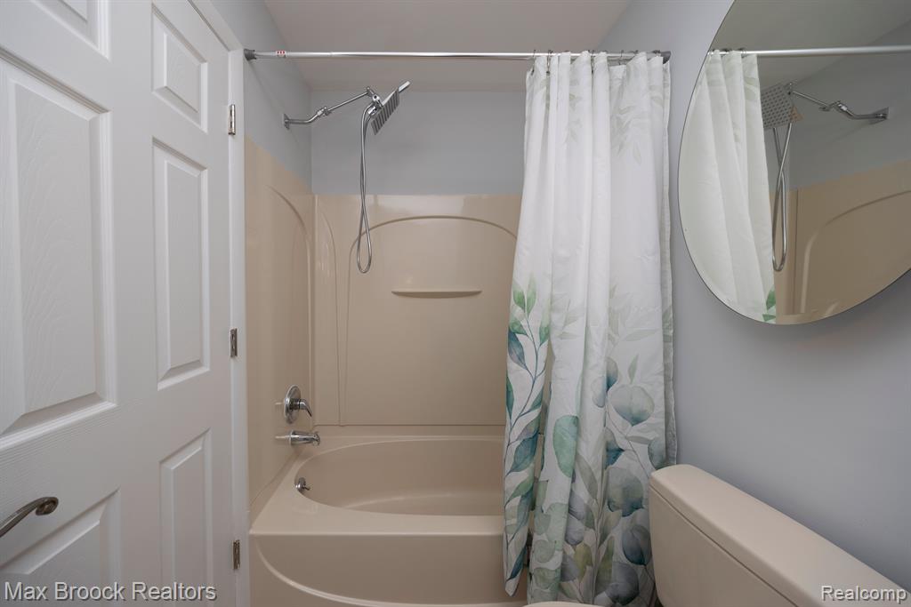 1556 MARINER Drive, Walled Lake, MI 48390 — Photo 30