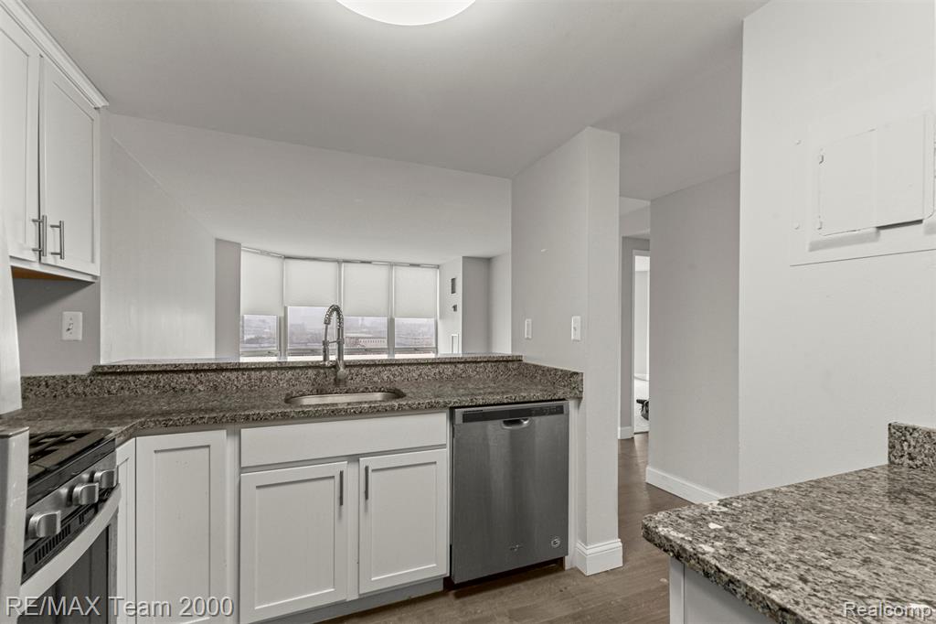 250 E HARBORTOWN Drive, 702, Detroit, MI 48207 — Photo 14