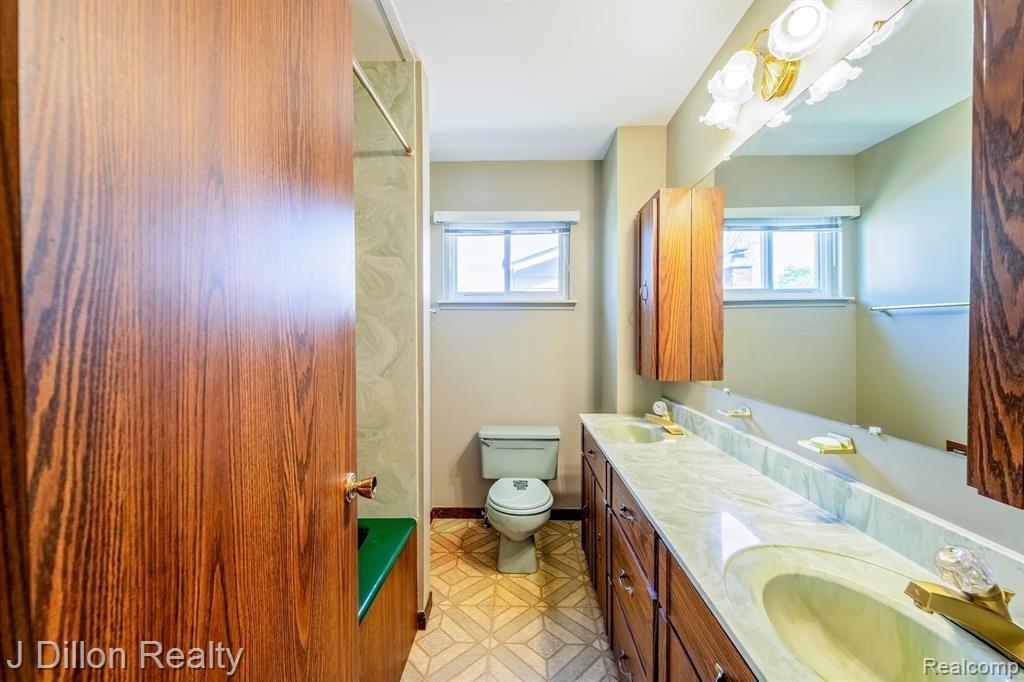 9121 TAVISTOCK Drive, Plymouth, MI 48170 — Photo 32