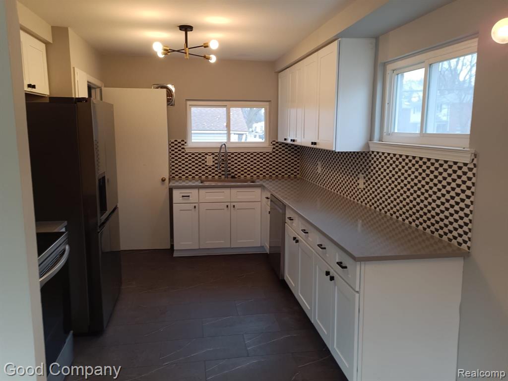 8400 OAK PARK Boulevard, Oak Park, MI 48237 — Photo 3