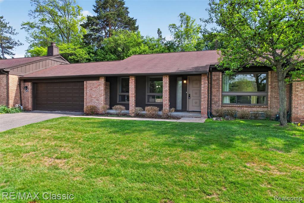 2061 Burgundy Street, West Bloomfield, MI 48323 — Photo 4