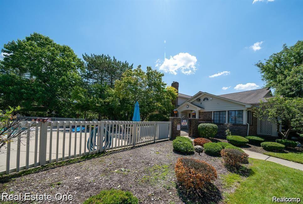 7329 Creek View Circle, West Bloomfield, MI — Photo 48