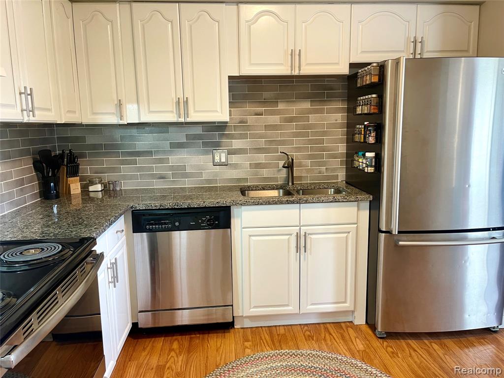 33765 Pondview Circle, Livonia, MI 48152 — Photo 17