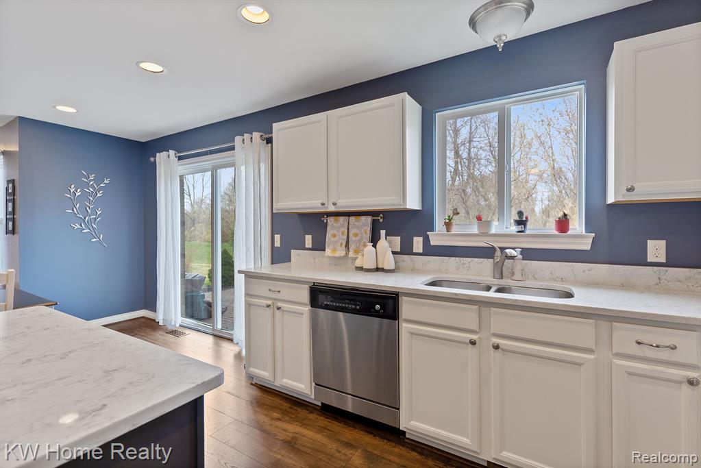 28642 OAKMONTE Circle W, New Hudson, MI 48165 — Photo 16