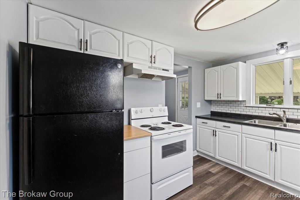 6088 Surrey Lane, Burton, MI 48519 — Photo 9