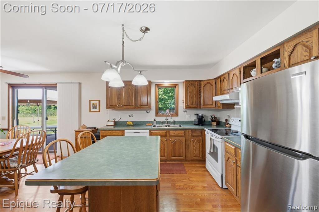 555 E Square Lake Road, Troy, MI 48085 — Photo 15