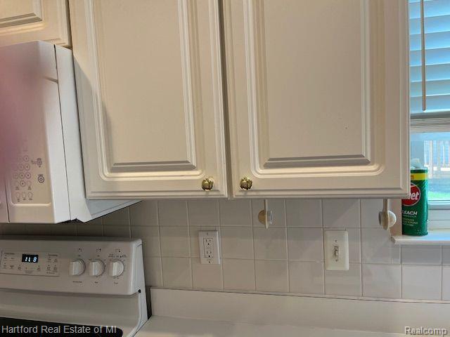 395 WOODVALE Drive, Walled Lake, MI 48390 — Photo 11