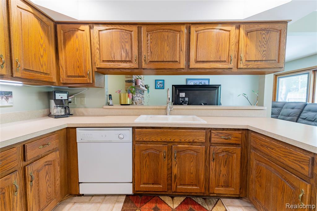 8366 Glengarry Road, Grosse Ile, MI 48138 — Photo 22