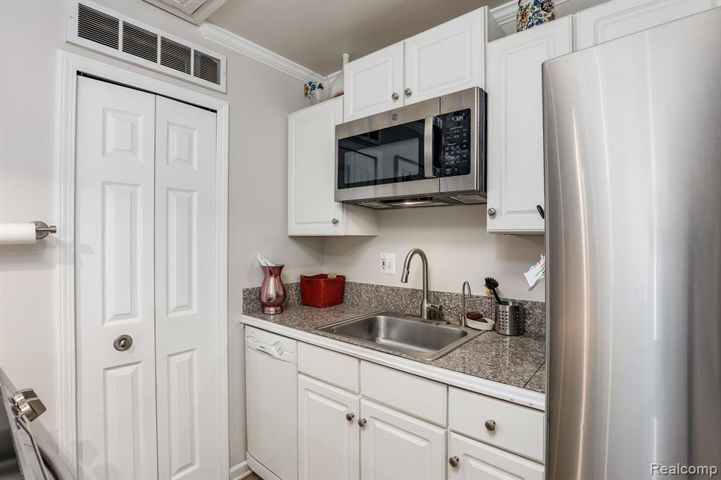 626 E Windemere Avenue, Royal Oak, MI 48073 — Photo 9