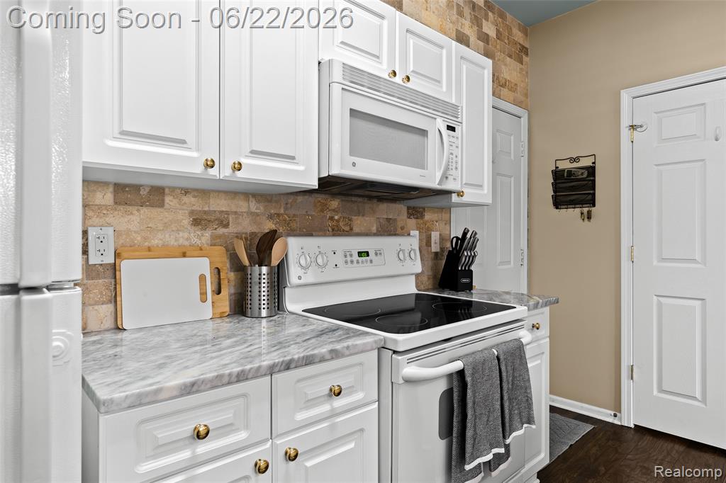 11 N Squirrel Road, Auburn Hills, MI 48326 — Photo 18