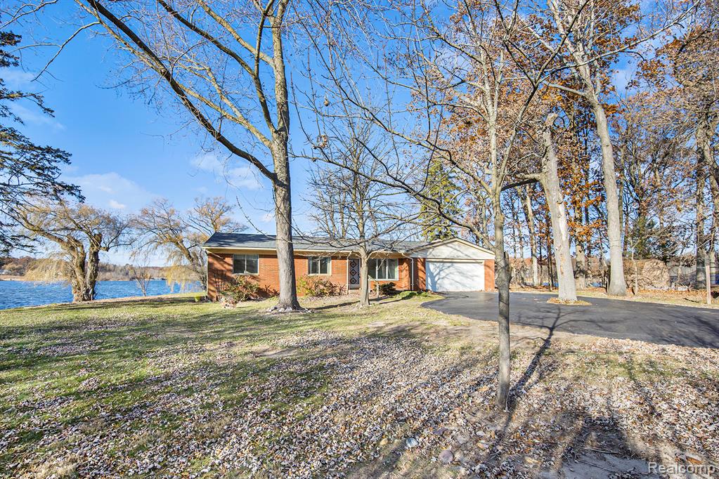 736 Beachway Drive, White Lake, MI 48383 — Photo 2