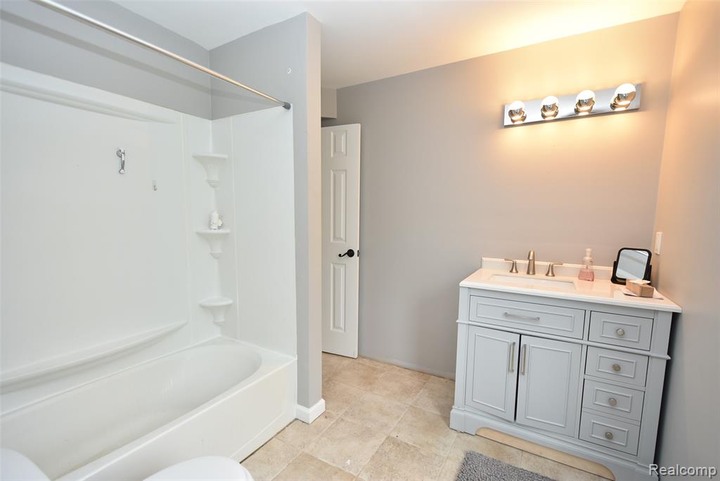 37480 Hayes Road, Clinton Twp, MI 48038 — Photo 12
