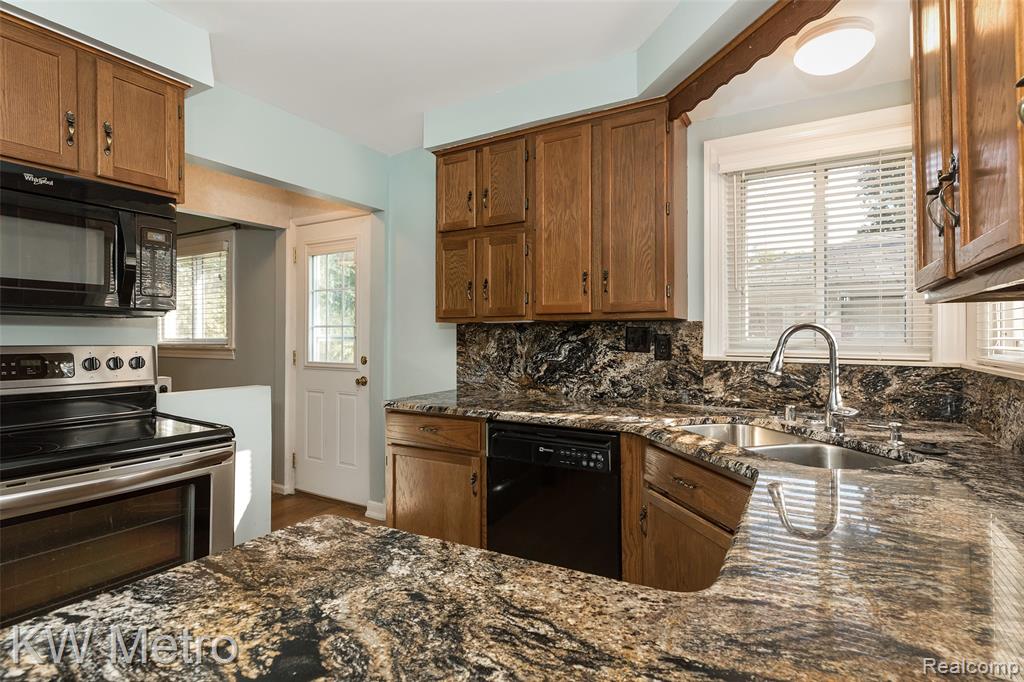 936 E Katherine Avenue, Madison Heights, MI 48071 — Photo 11