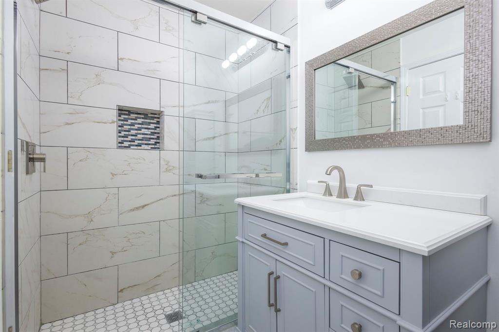 6121 Orchard Lake Road, 102, West Bloomfield, MI — Photo 26
