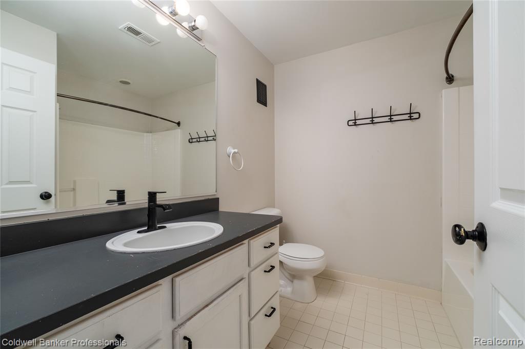 2104 Trailway Court, Commerce Twp, MI 48390 — Photo 28