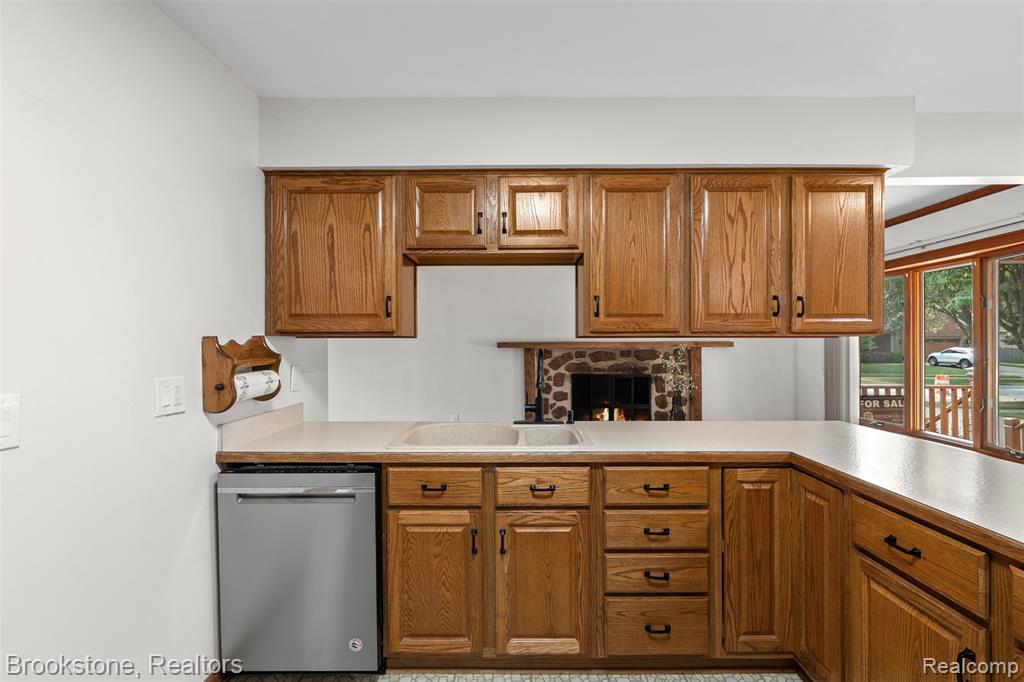 5315 Plymouth Street, Sterling Heights, MI 48310 — Photo 16
