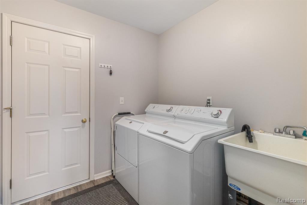 648 WOODHAVEN Drive, Commerce Twp, MI 48390 — Photo 20