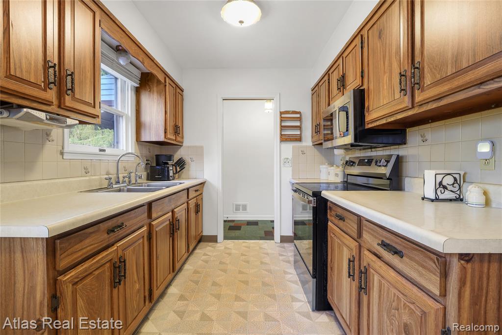 4386 Bennett Drive, Burton, MI 48519 — Photo 26