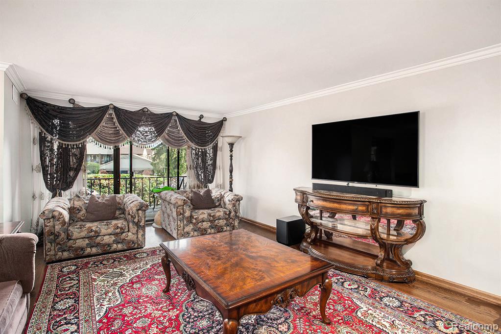 4408 Knightsbridge Lane, West Bloomfield, MI 48323 — Photo 8