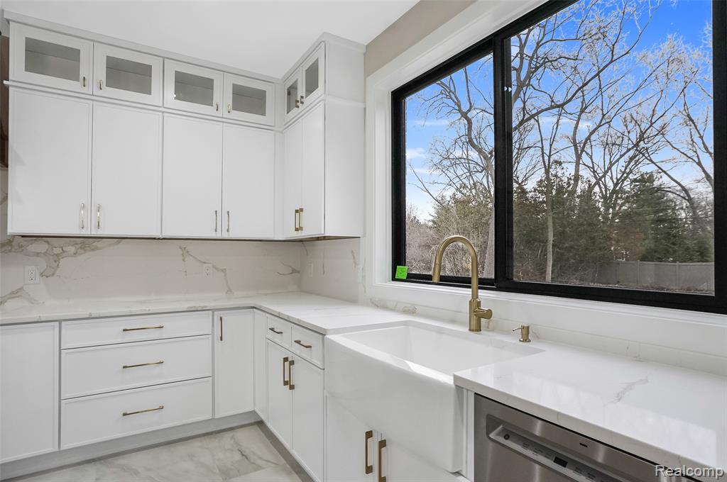31130 Lahser, Beverly Hills, MI 48025 — Photo 8